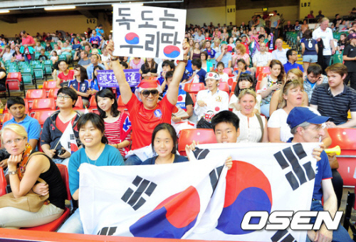 韓国応援団は、ロンドン五輪でまたしても【ＴＡＫＥＳＨＩＭＡ　ＤＯＫＤＯ】や【독도는 우리땅!】＝「独島は私たちの土地」などと書いたプラカードをスタジアム（オリンピック・エリア内）に持ち込み、悪質な政治的