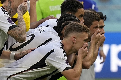 ドイツが試合前撮影で口塞ぐ　FIFAの腕章禁止に抗議　サッカーW杯