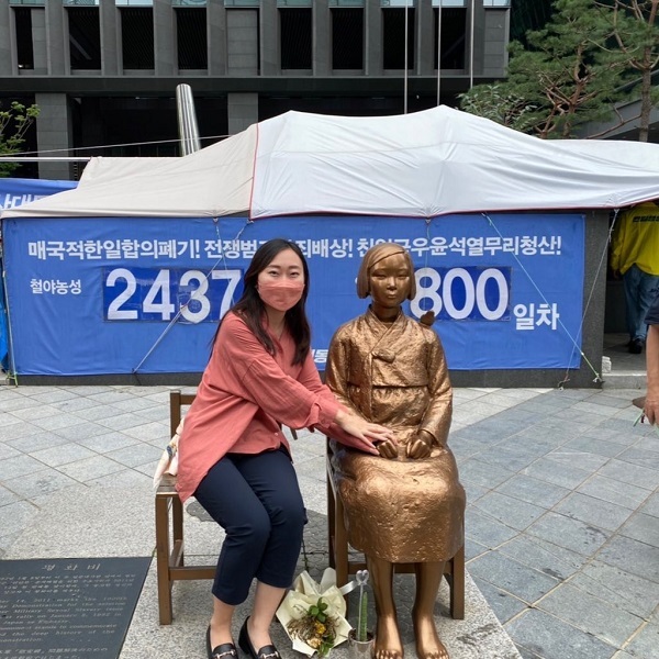 水曜デモに5年ぶりに参加し、ソウル日本大使館の前で少女像に再会。「慰安婦」問題に日本政府が真摯に向き合うことなくして、現代の性搾取をなくすことはできません。長い間活動を続けてきた市民の皆さんに敬意を表