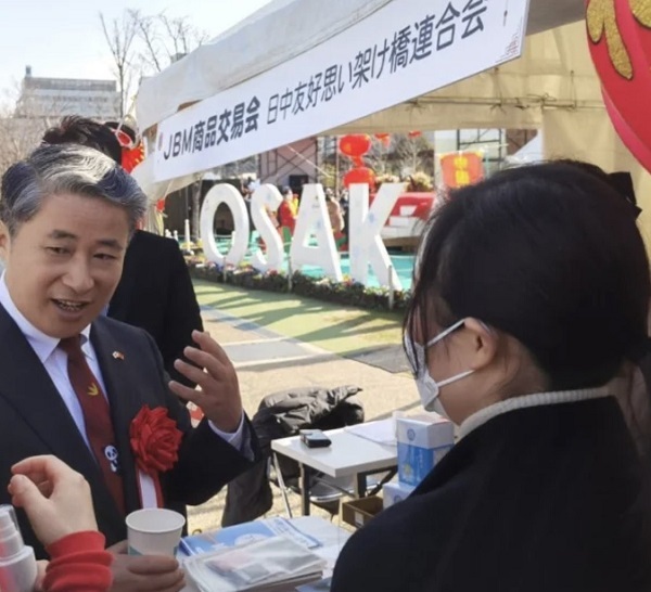 大阪春節祭 2023.1.21 開幕式では中国駐大阪総領事の挨拶。 テープカットには大阪中華街構想の中心人物西成のボスもいますね。