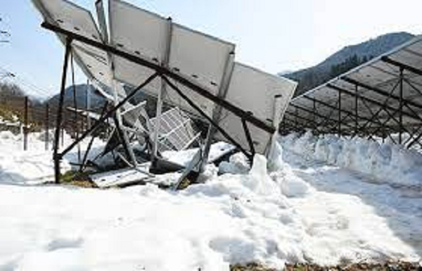 20230127ソーラーパネルが雪に覆われる！太陽光発電せず重みで倒壊も！原発再稼働か否かで電気代に格差発生