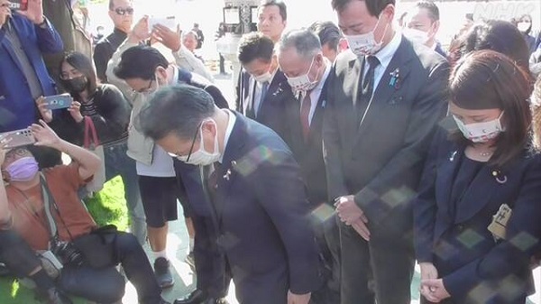 世耕弘成参院幹事長は、前日に27日、高雄市の廟（びょう）、紅毛港保安堂を訪れ、今年9月に設置された安倍晋三元首相の銅像を視察した。