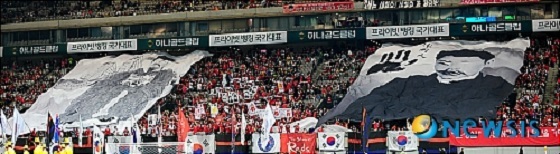 2010年韓国開催での日韓戦で安重根の横断幕を掲げる韓国人ども