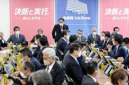 党本部で開かれた自民党税制調査会の会合。増税への異論が相次いだ＝13日午後、東京・永田町