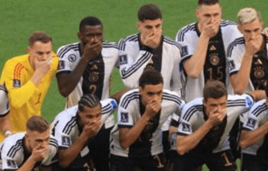11月23日にワールドカップで日本に敗れたドイツ代表は、試合会場で政治的な宣伝活動を行った！