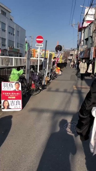 2019年3月、中野区議(日本共産党)の羽鳥だいすけは、演説中にカメラを向けた市民に対して、突然突進してぶつかる暴行！