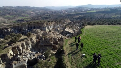 トルコ南部、オリーブ園が真っ二つ、地震で３００ｍの「谷」出現