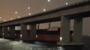 ブラジルで長期間放棄されていた船が漂流して橋に衝突