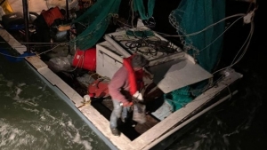アメリカのノースカロライナで沈んでいく漁船からギリギリ脱出する2人の漁師