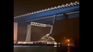 ドイツのキール運河でクレーンを積んだ重量物運搬船が橋に接触