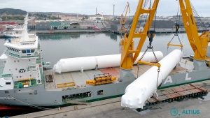 重量物運搬船に搭載された2台のクレーンを巧みに使用してLNGタンクを積み込む