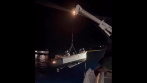 アメリカ海軍の病院船「USNS Comfort」で吊り上げた小型ボートから転落する事故発生