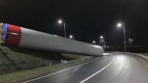 オランダの高速道路で風車タワー部材が輸送中に落下する事故