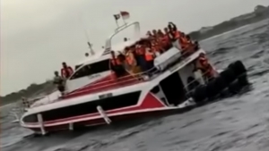 バリ島沖で29人が乗ったボートが転覆