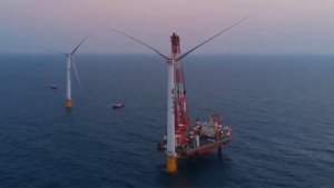 中国の2,000トン吊りSEP起重機船「龙源振华叁号 」による洋上風車設置