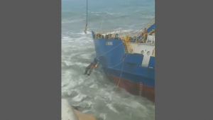 モロッコで貨物船が消波ブロックに座礁 ロープを伝って救助！？