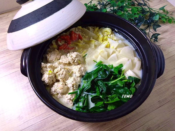 白菜とオートミール鶏肉団子の豆乳鍋