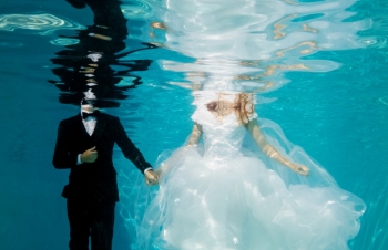 canva-underwater-wedding (1)