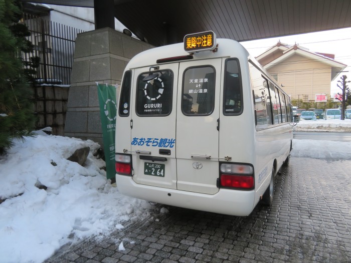 銀山温泉行きのバス