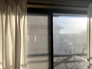 窓ガラスにプチプチ
