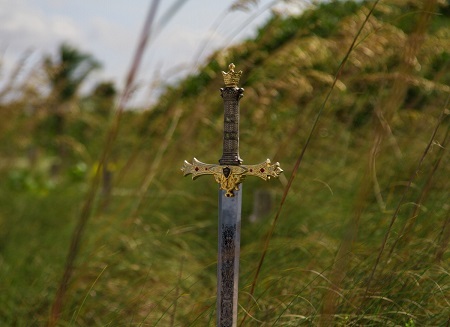 草原の地面に刺さっている剣