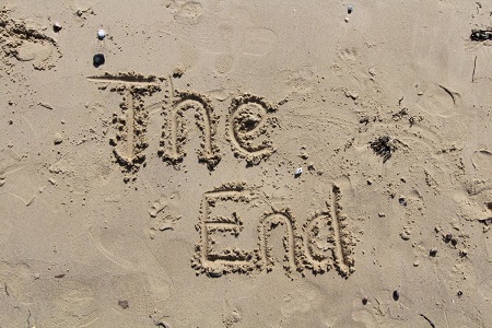 砂浜に書いたThe Endの文字