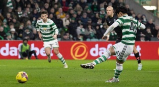 Celtic [5]-1 St Mirren - Reo Hatate goal