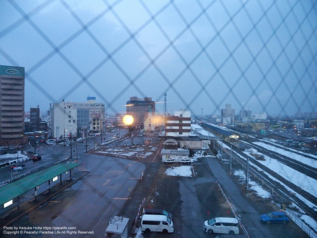 スーパーホテル釧路駅前から早朝の釧路駅を望む 2022.3.12撮影