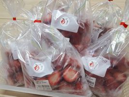 【写真】JA味楽囲さだもと店で販売を開始する“凍りいちご”