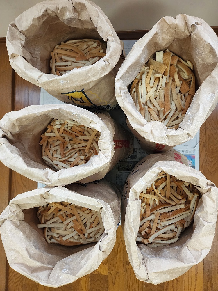 宮島写真⑱松山市内のパン屋さんで調達したパン耳３０kg