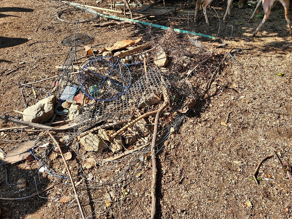 宮島写真(６２)波止場に大量に放置されていた不法投棄のゴミ？中には罠のような危険なものが多数ありました。