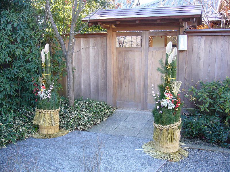 800px-Pair_gate_with_pine_branches_for_the_New_Year,kadomatsu,katori-city,japan