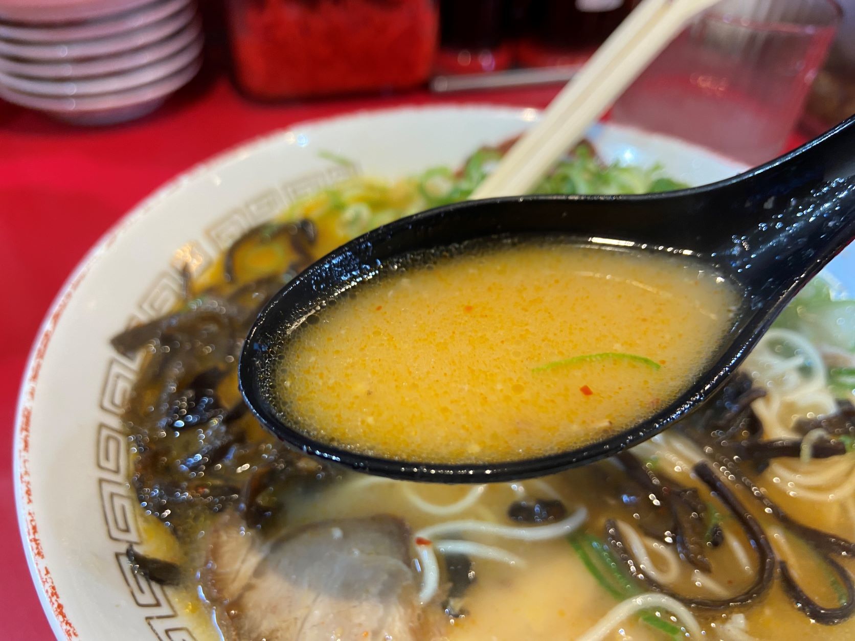 長浜ラーメン一番　きくらげラーメン　混ぜた　スープ