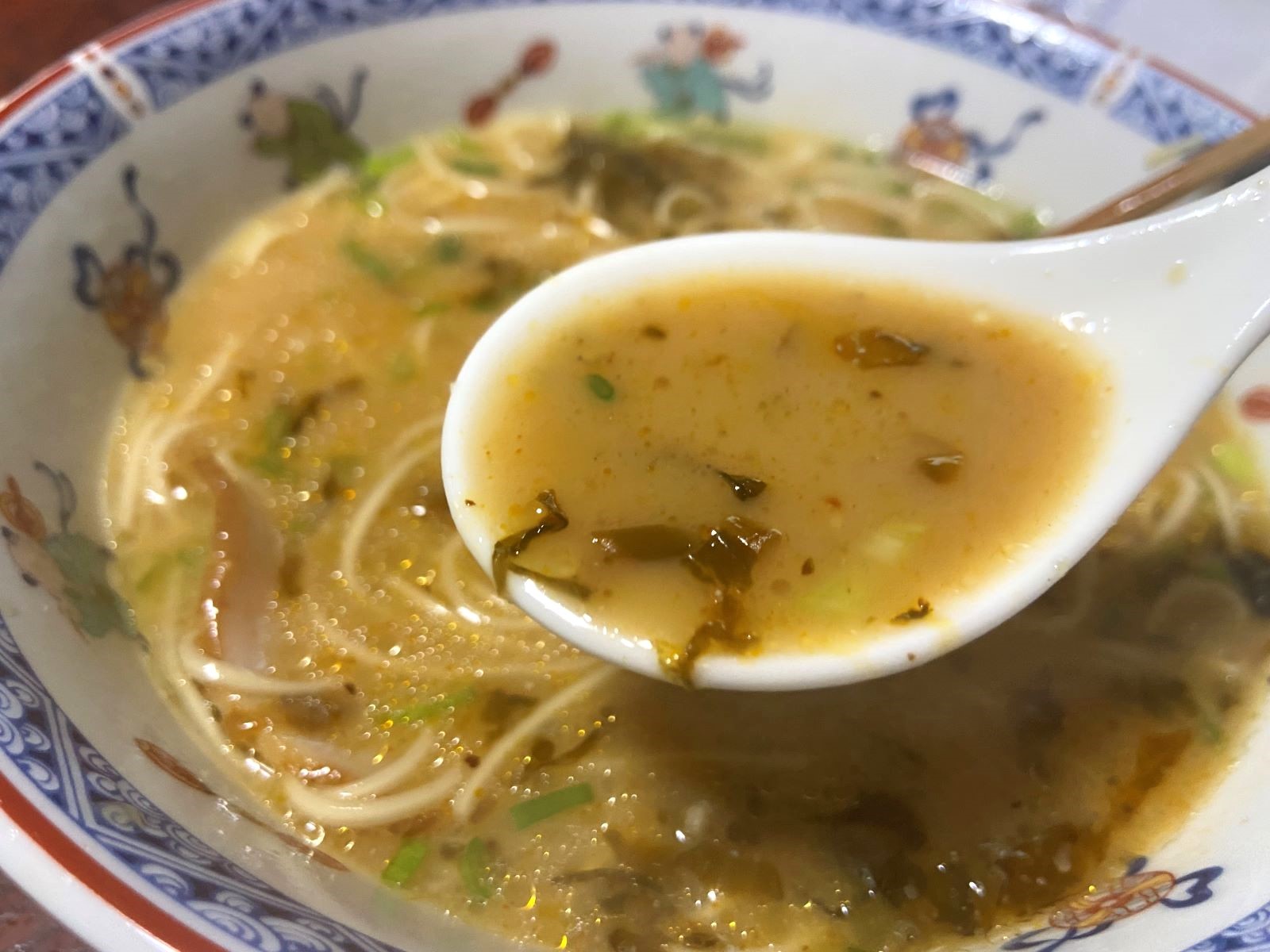 博多一幸舎　お土産ラーメン　辛子高菜とスープ