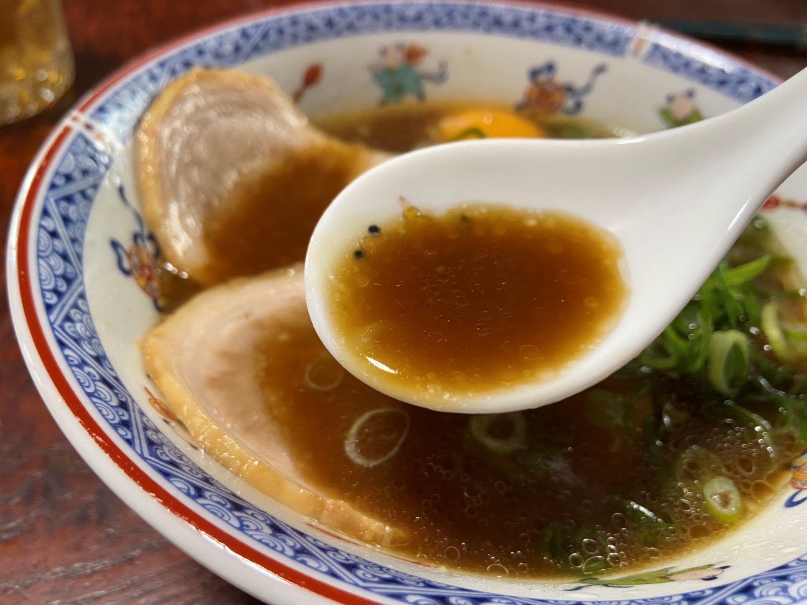 徳島ラーメン贅沢食べ比べ　茶系　スープ