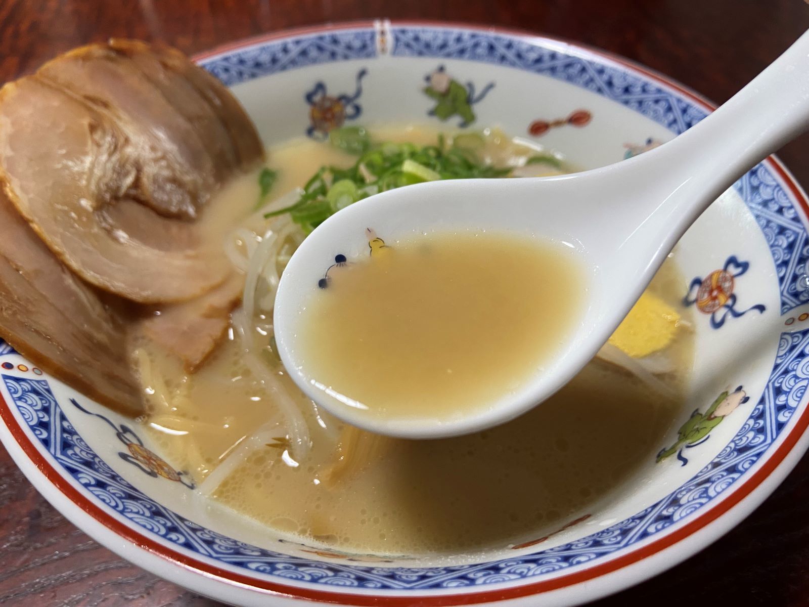 徳島ラーメン贅沢食べ比べ　白系　スープ
