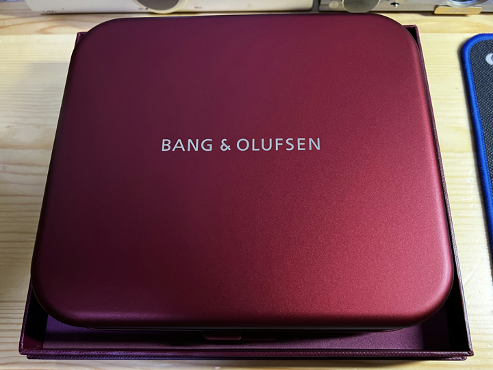 Bang_and_Olufsen_Beoplay_H95_Lunar_Red_03.jpg