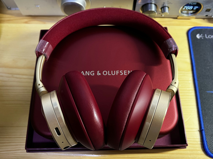 Bang_and_Olufsen_Beoplay_H95_Lunar_Red_05.jpg