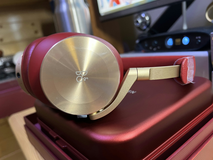 Bang_and_Olufsen_Beoplay_H95_Lunar_Red_06.jpg