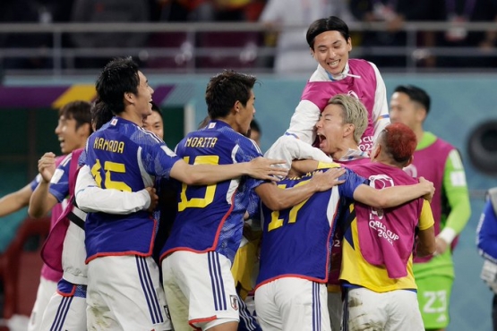 【W杯】日本 vs スペイン、2－1でまさかの大勝利、1位通過！！！うおおおおお日本最強おおおおおおお（手のひらｸﾙｸﾙ